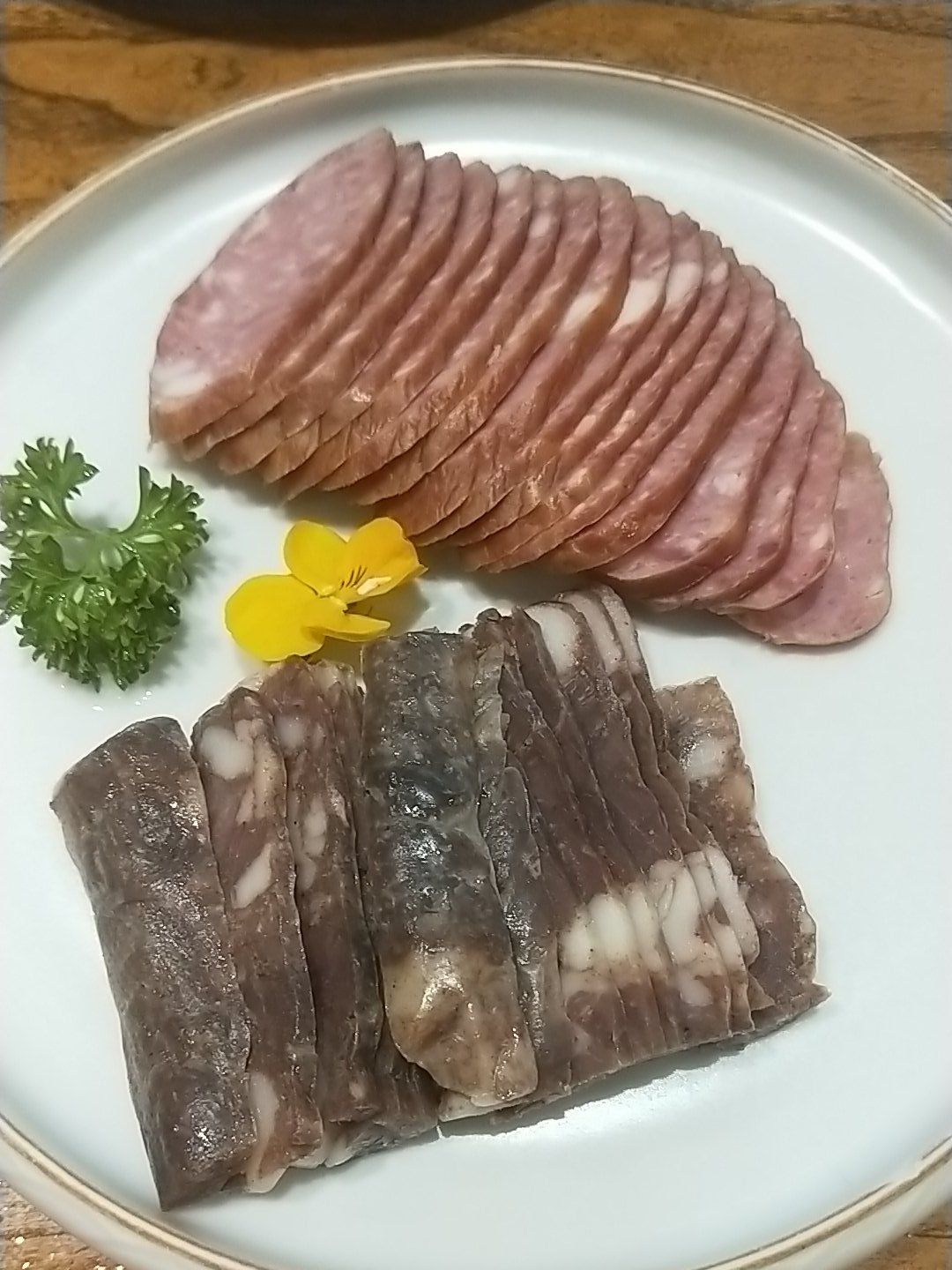 位置很好找
他家的风干肠和红肠味道都很赞👍摆盘也很漂亮哦
