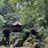 清音阁只有一个殿堂，阁前有“接王亭”；清音阁虽小