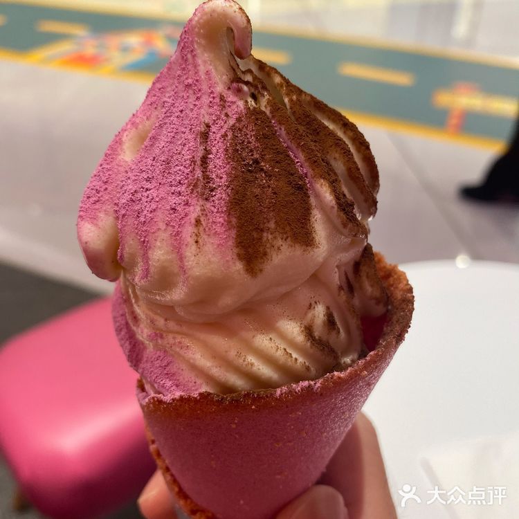 又让店家帮我做了一个玫瑰巧克力双拼