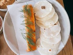 烟熏三文鱼配烤饺子皮和芥末籽酱-BOR Eatery(安福路店)