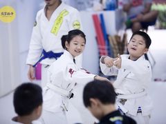 -菠萝格斗巴西柔术训练馆