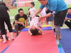 老师指导宝贝翻跟头哦-小小运动馆(浦江店)