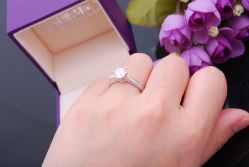 到手的钻戒~-威德钻石-克拉钻大本营(南京东路店)