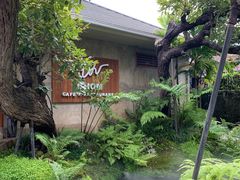 -Chom Cafe and Restaurant