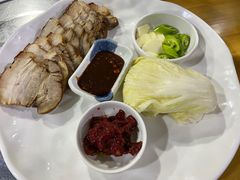 白菜包梅肉-故乡家韩国料理(丹东街店)