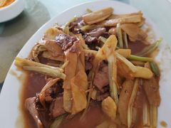 子姜炒牛肉-九和鸿禧饭店