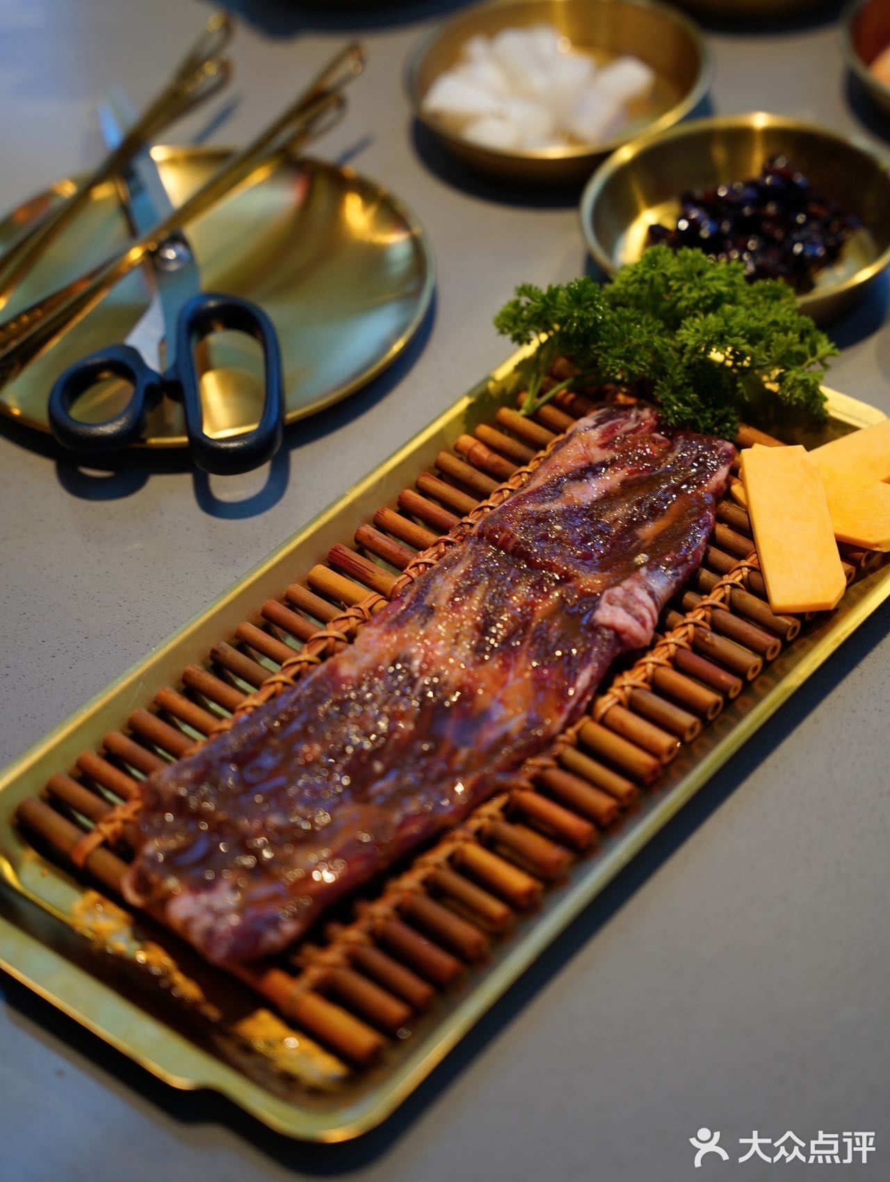 南京东路上的炭火泥炉烤肉