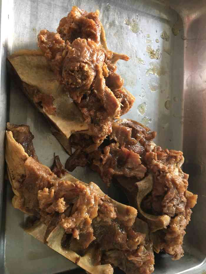 倒回皮骨头馆-"大爷大妈开了九年的老店,九年老汤炖牛脊骨.