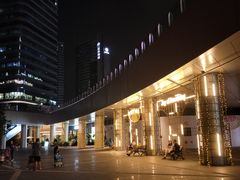 来福士下沉广场夜景-深圳来福士广场