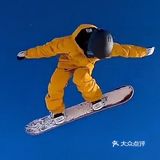 哇塞！这个小朋友的滑雪技术也太棒了吧！