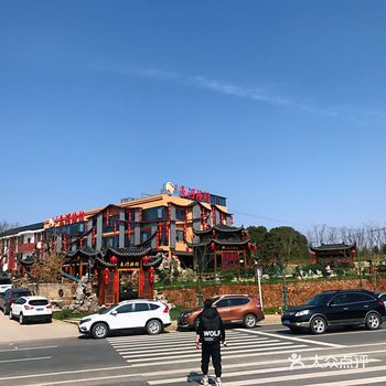 这个渔村独一家,门口停满了车,应该不差