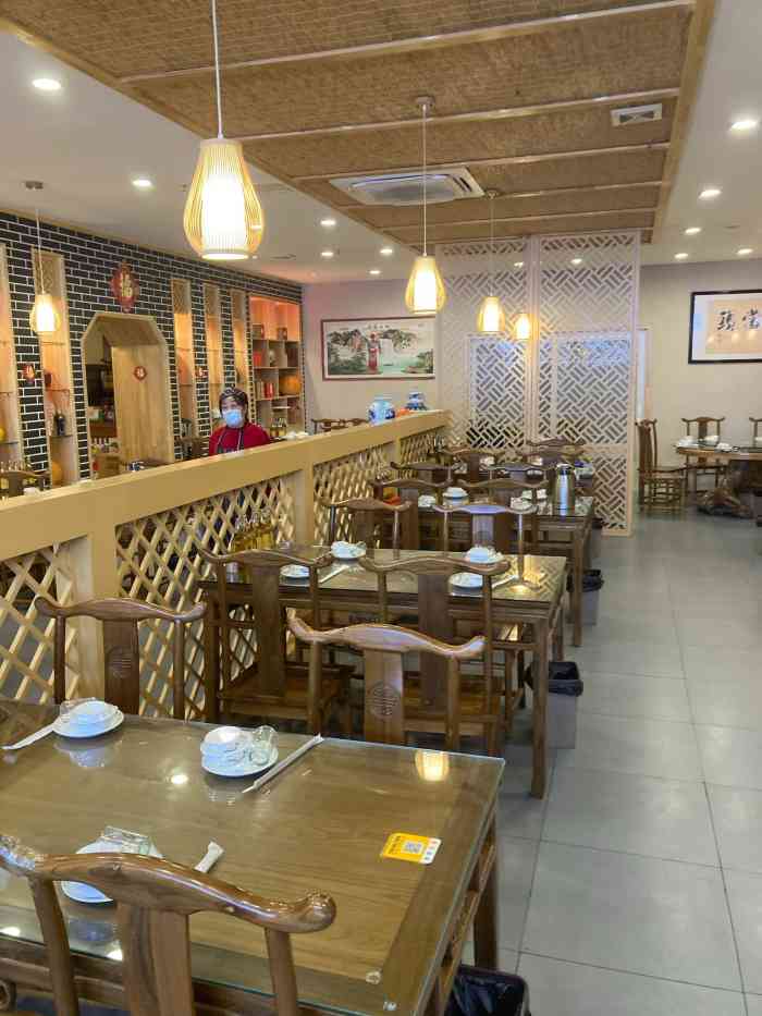 张大彪临沂炒鸡(院士港店"服务是真的差.打电话定了一个5人包间.