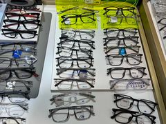 -美式眼镜·授权蔡司.依视路.尼康.豪雅.明月(人民广场店)