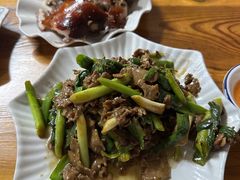 芥蓝炒牛肉-黄记四更烤乳猪店