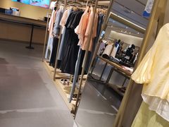 -URBAN REVIVO(济南领秀城贵和购物中心店)