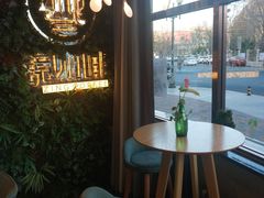 靠窗位-ZING COFFEE 镜咖啡