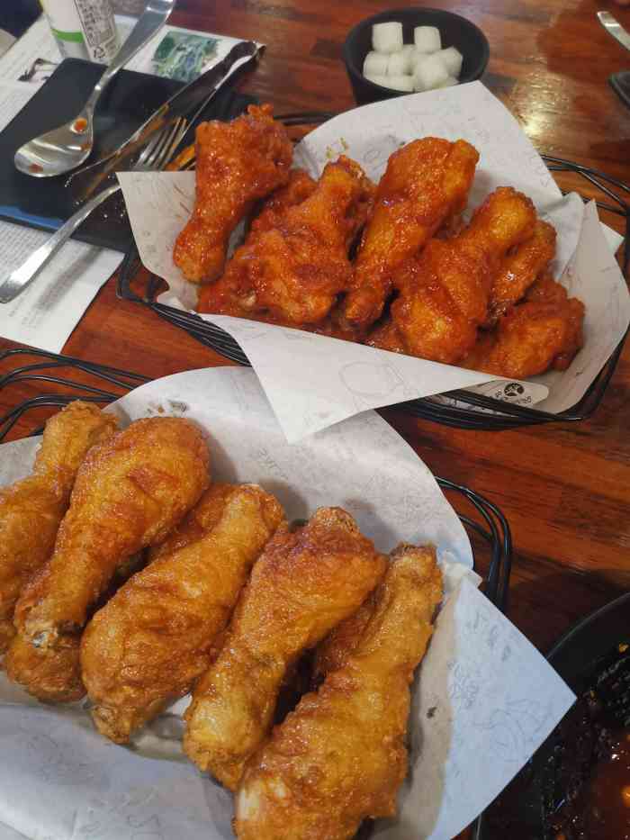 校村炸鸡(塔洞店)-"校村炸鸡是韩国的老牌子炸鸡店啦!属于外面.