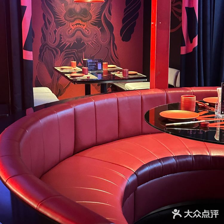 一家餐厅满足你烧鸟日料蹦迪酒吧一条龙