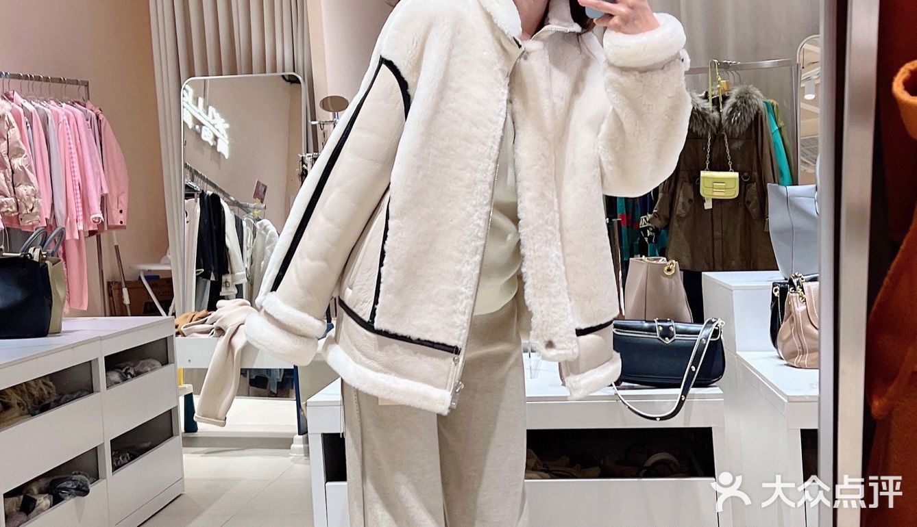 服装行业都这么内卷了嘛？LESSLUXX内卷王