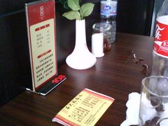 写着收费的板还冲里放-吕氏疙瘩汤·私家菜馆(慈云寺店)