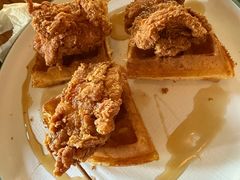 香辣炸鸡配华夫饼-悠航SLOWBOAT(三里屯店)