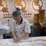 逛街吃八一路好吃街～来一笼松针鸳鸯包