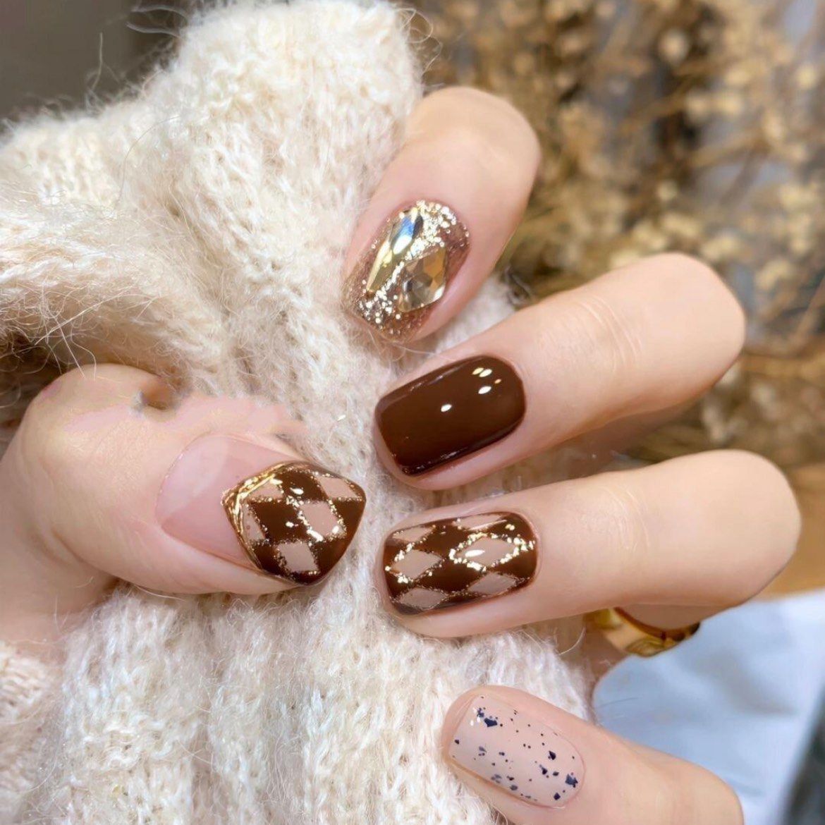 美甲巧克力棕色和燕麦色搭配的菱格像是咖啡在指尖☕️显白能力