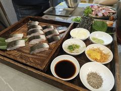 -围炉肉舍•炭烤活鳗•丹东海鲜烤肉(步行街店)
