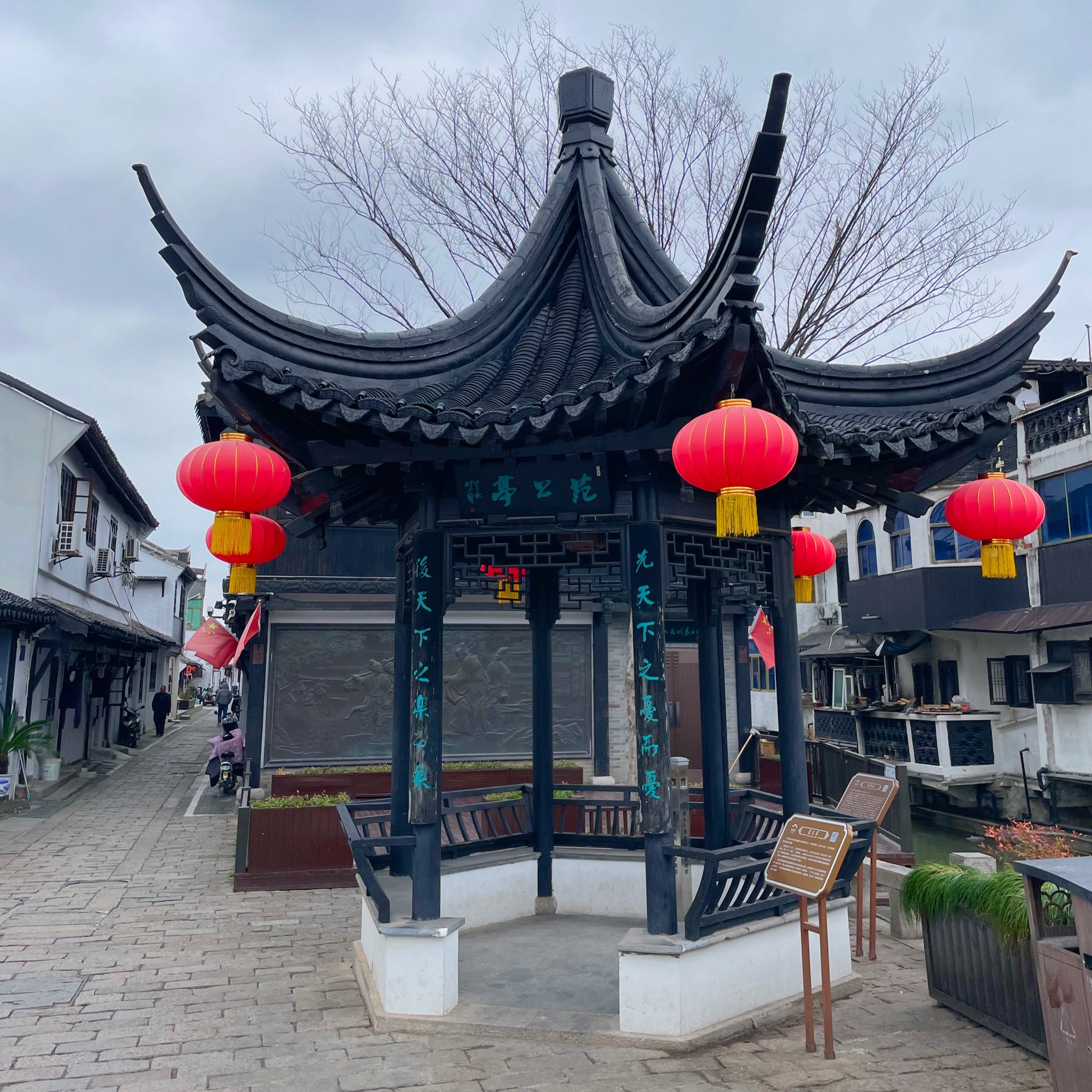 四月的浏河,白墙黛瓦浸在晨雾里.明代拱桥