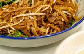 Stir-Fried Beef Rice Noodles with Mustard Greens