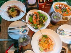 -Chom Cafe and Restaurant