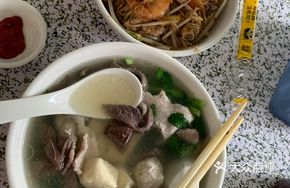 Stir-Fried Rice Noodles with Pork Offal Soup