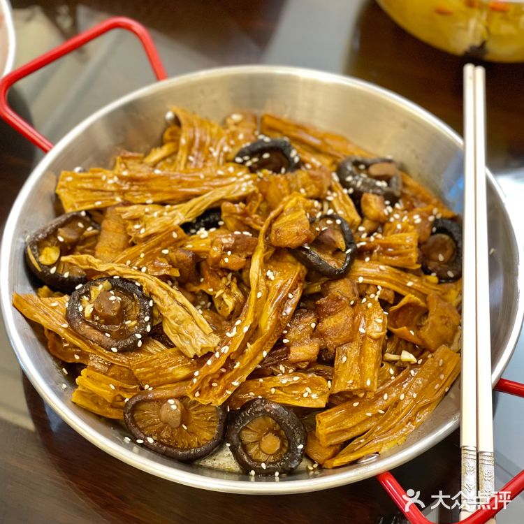 给家人做饭🍲五花肉香菇焖腐竹|鱿鱼炒粉丝