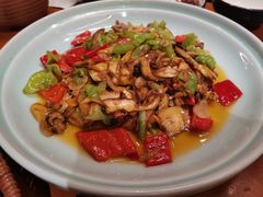 青椒炒牛肝菌-老滇山寨•云南特色菜•地方菜•民族风情歌舞表演(金碧店)