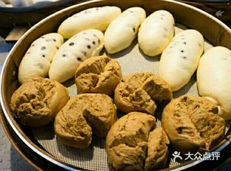 食堂每天都是人山人海,每天早上新生跑完操都争先恐后的