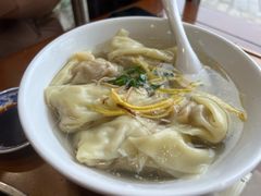 巨无霸虾肉大馄饨-忆秦园小笼包(惠山古镇总店)