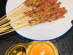 -何妹湿辣牛肉·粤式烧烤砂煲(桂雅路店)