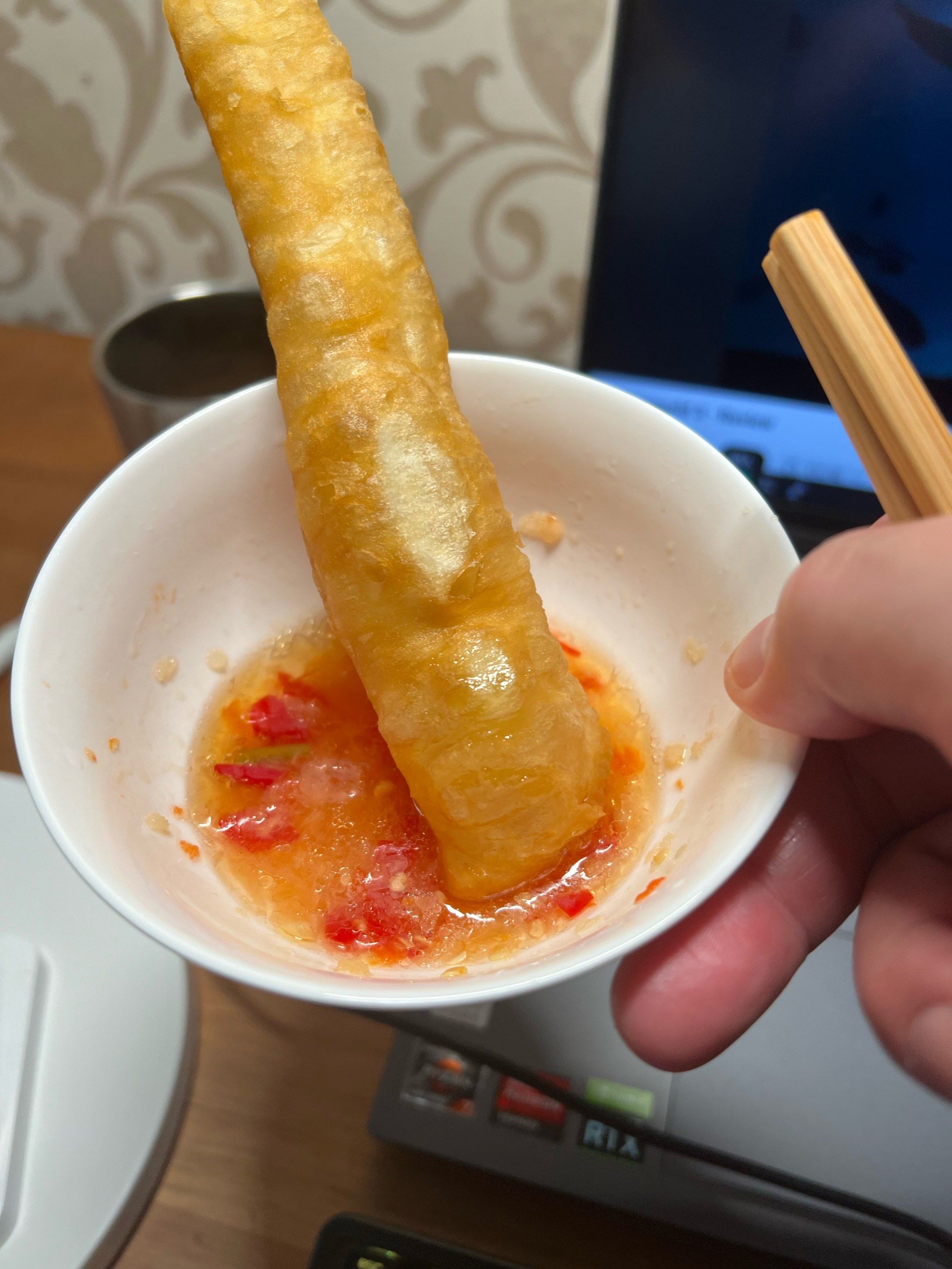 和台湾沾酱油,广东油炸鬼早茶沾辣椒酱