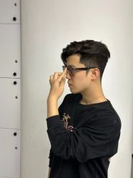 -一家只做男发烫染的店