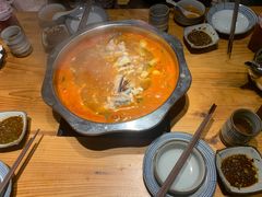 -野山舂·贵州现舂酸汤火锅(鸿通城店)