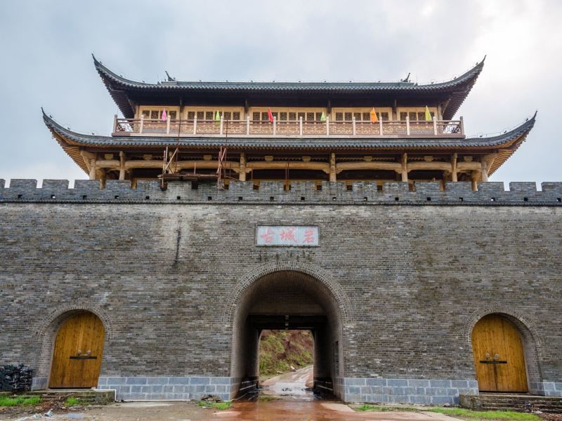 位于安徽省黄山市休宁县的古城岩风景区,历史悠久