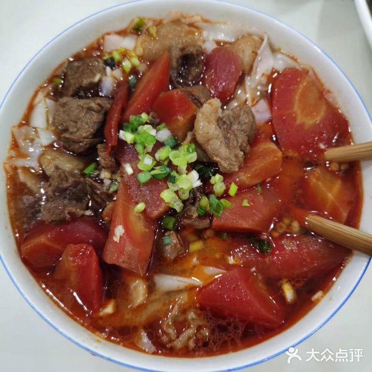 吃一口唇齿生香。梅台巷手工米粉一直坚持这个搭配
