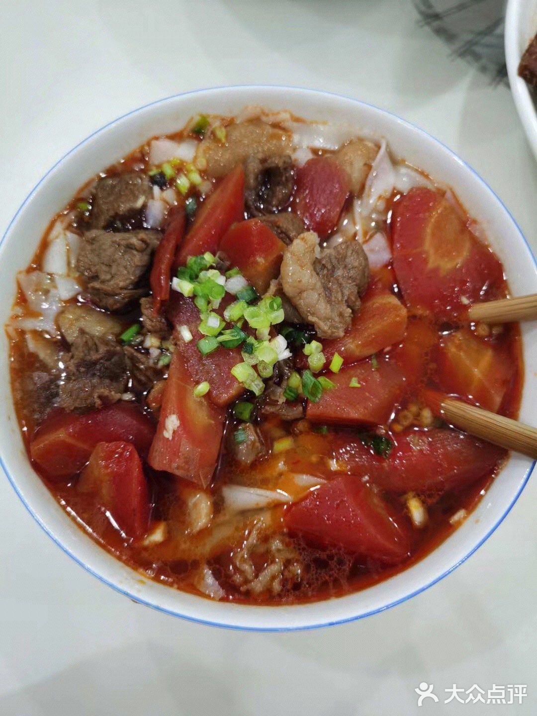 吃一口唇齿生香。梅台巷手工米粉一直坚持这个搭配
