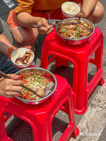 现在开到官亭路也太惊喜了。冒菜都是铁盆上