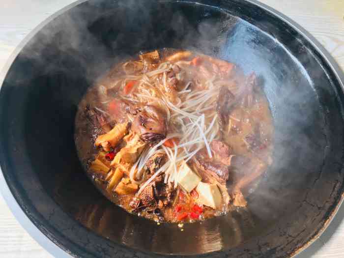 灶台福铁锅炖-"同事请吃饭,也是第一次来,在一个平房里面.