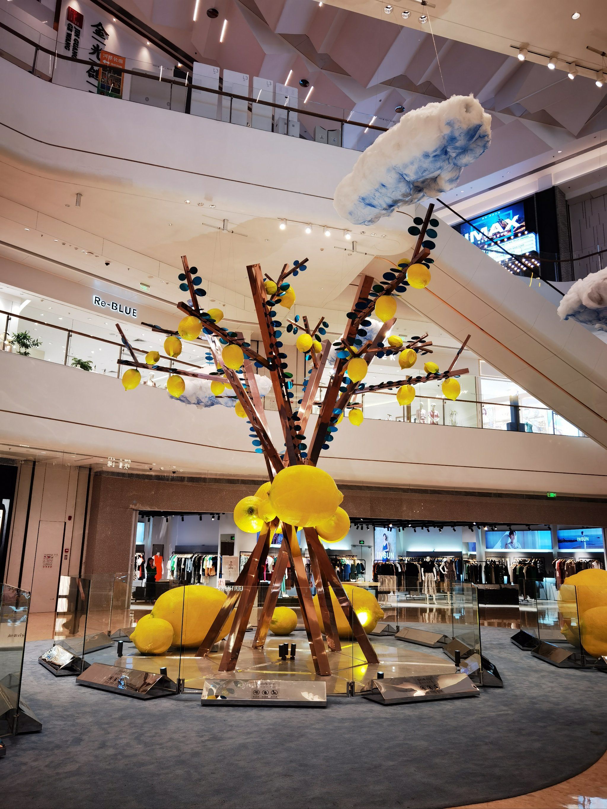 n
近期环宇城推出了[你好柠檬,超现实主义美展]

该主题以极