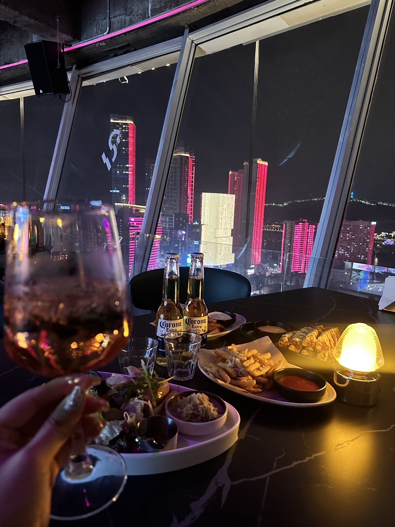 长沙浪漫邂逅360°旋转餐厅[爱心]情侣