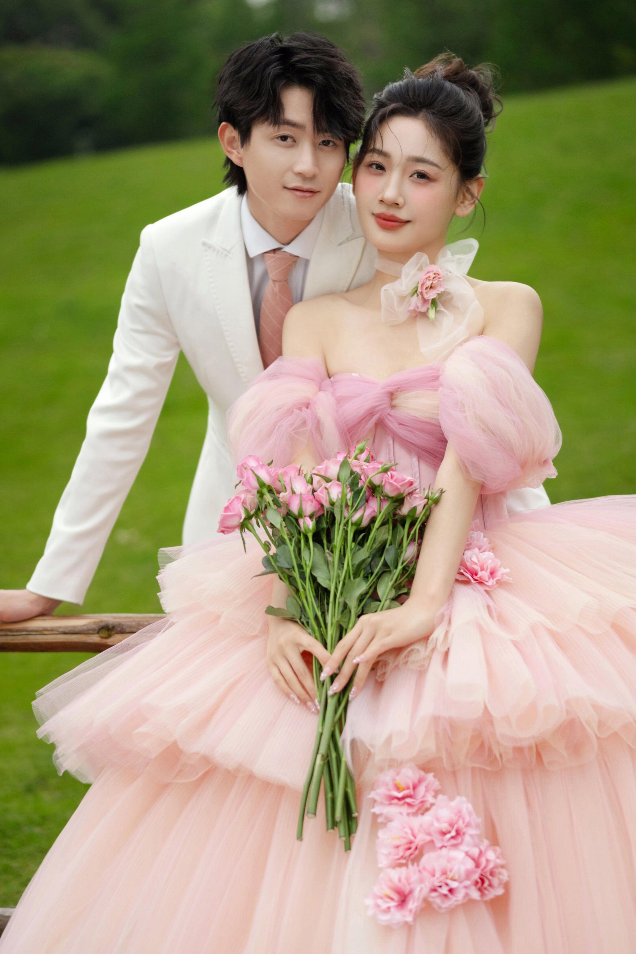 甜蜜少女感的彩纱草坪婚纱照
太让人上