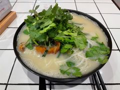 黄金炸鱼渔汁米线-肥汁米蘭香港米线(长宁来福士店)