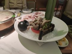 -洪氏嗨捞·广东猪肚鸡·椰子鸡火锅(西咸万象城店)